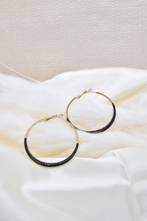 Gouden hoops met zwarte details