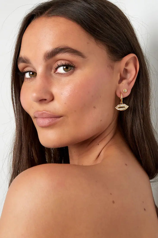 Lips met strass oorbellen
